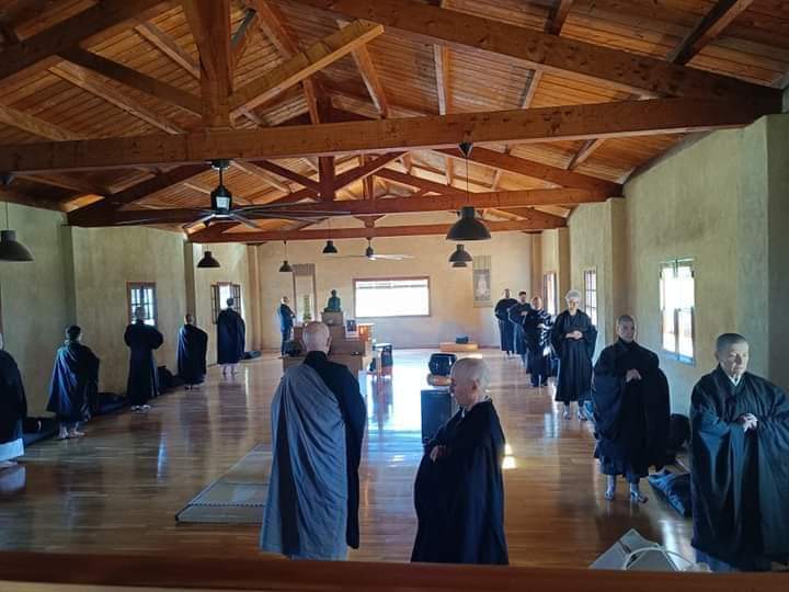 Kinhin en el Dojo del templo Seikyuji.