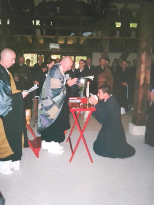 Ceremonia: Ordenación  bodhisattva de José Luis Entai Muñoz, a cargo del (Maestro Zen y Abad del Templo Zen Seikyuji) Maestro Doko Triet. En la foto el Maestro entrega el ketsumyaku y el rakusu (kesa) en el Templo Zen de la Gendronnière, Francia. Campo de verano, agosto 2001
